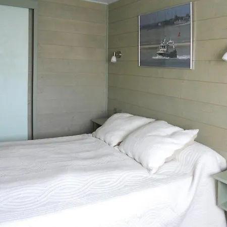 Vacation Home, Sur